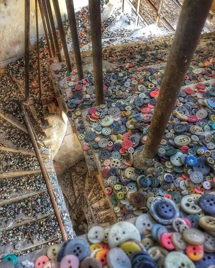 Stairwell+in+an+abandoned+button+factory