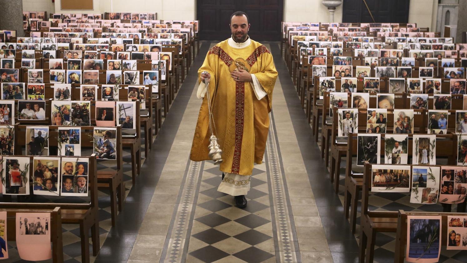 This+Catholic+priest+asked+his+parishioners+to+send+photos+of+themselves+for+Easter+Mass