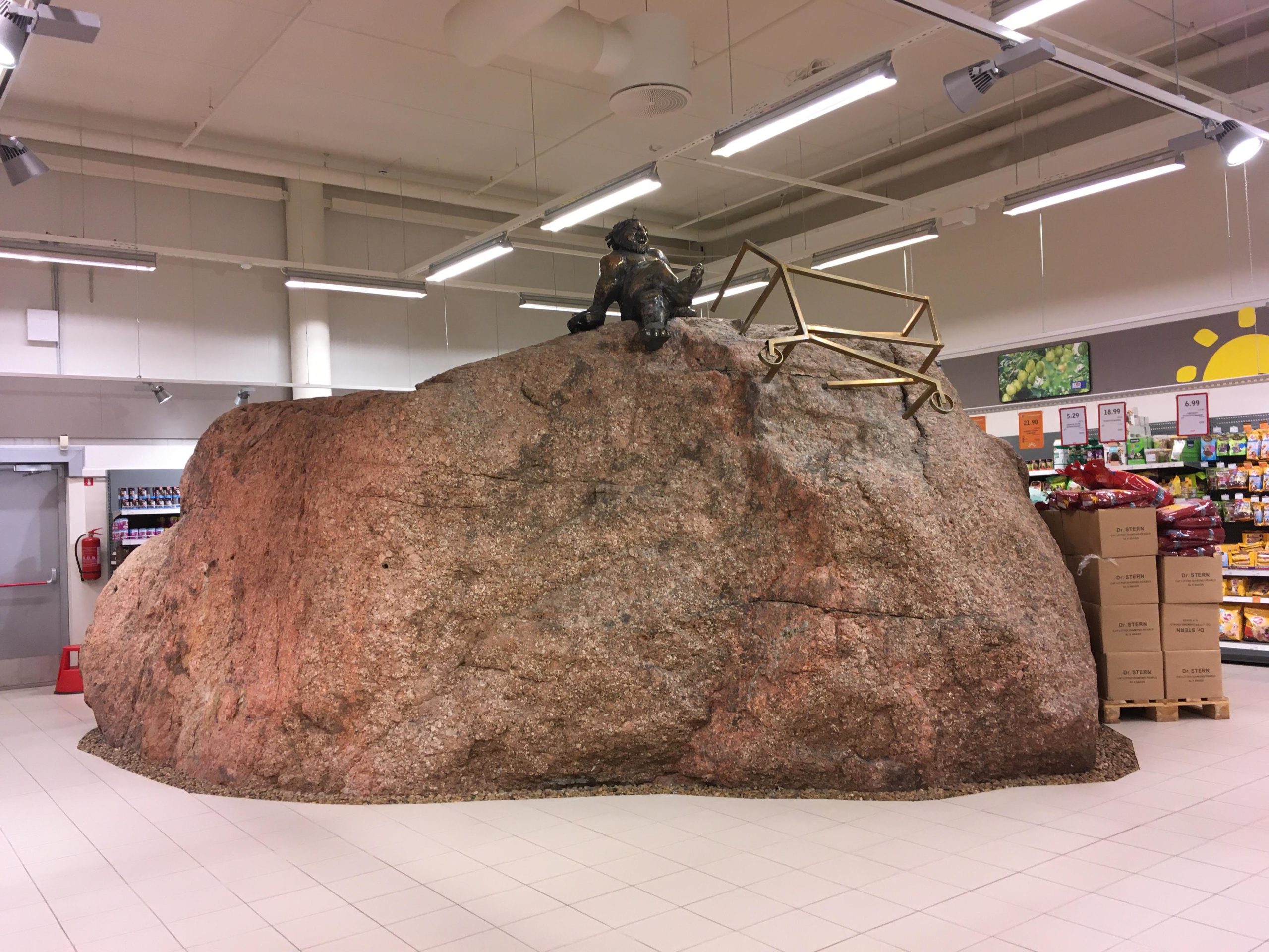 This+grocery+store+is+built+around+a+huge+boulder