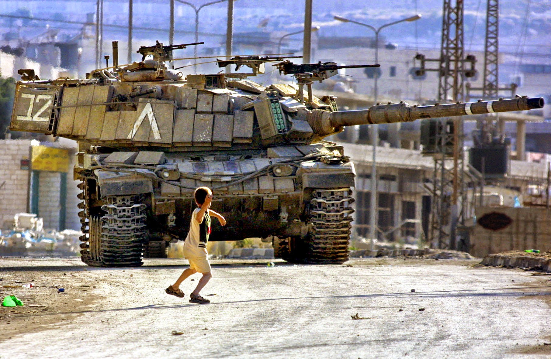 Palestinian+child+trying+to+fight+against+Israeli+tank