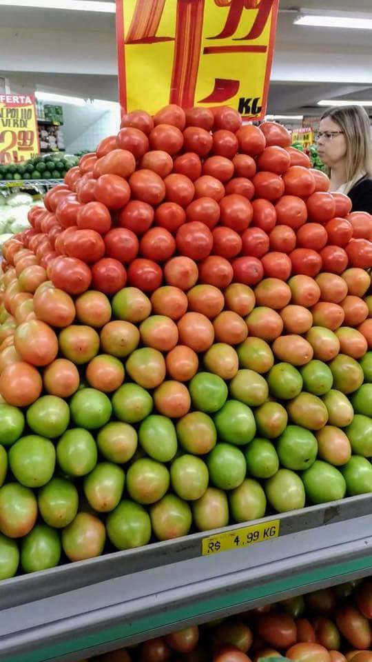Fruit+stacked+perfectly+by+ripeness.