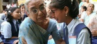 A+school+organised+a+tour+to+an+old+age+home+and+this+girl+found+her+grandmother+there.