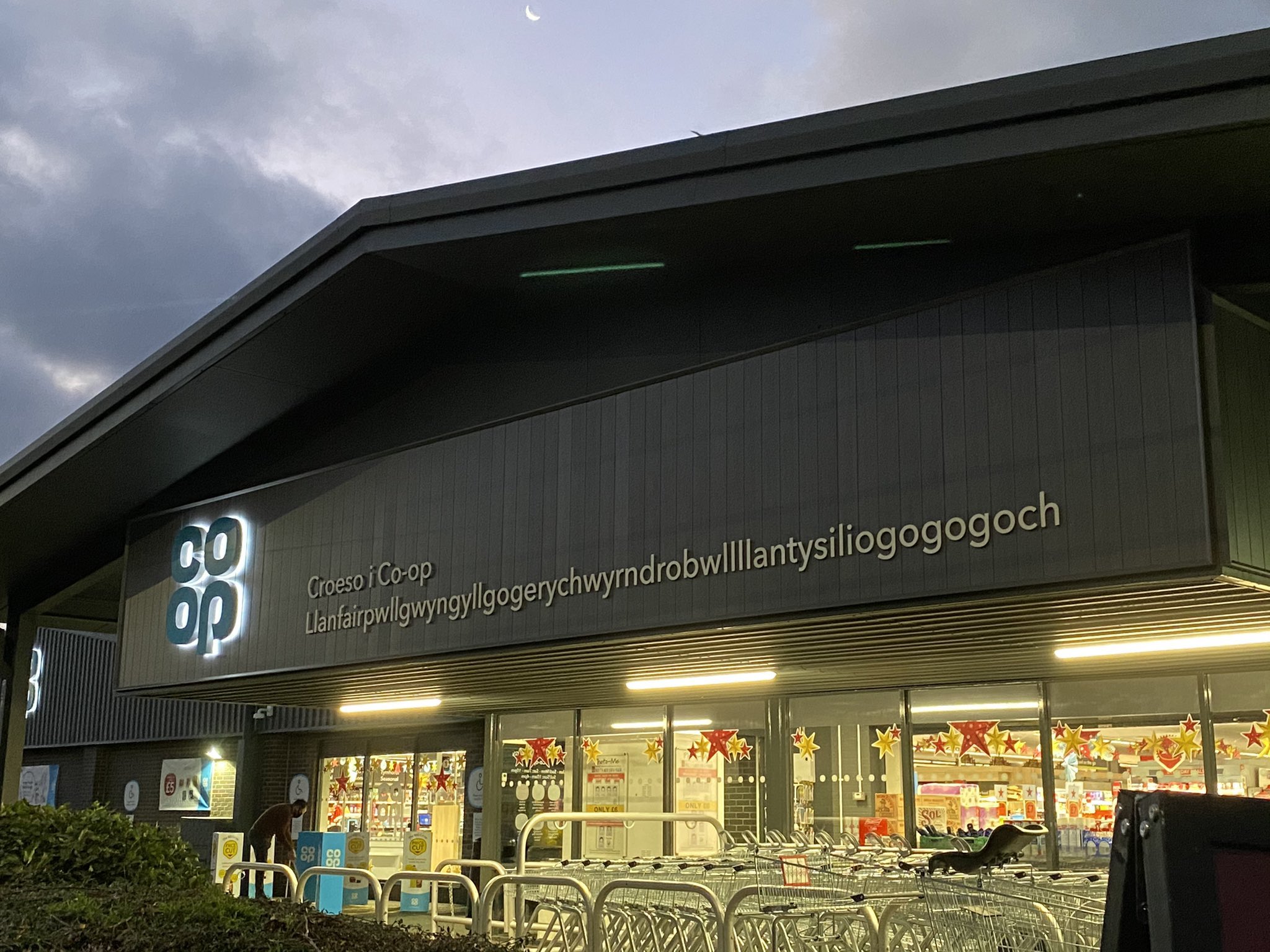 Welcome+the+grand+opening+of+Llanfairpwllgwyngyllgogerychwyrndrobwllllantysiliogogogoch+store