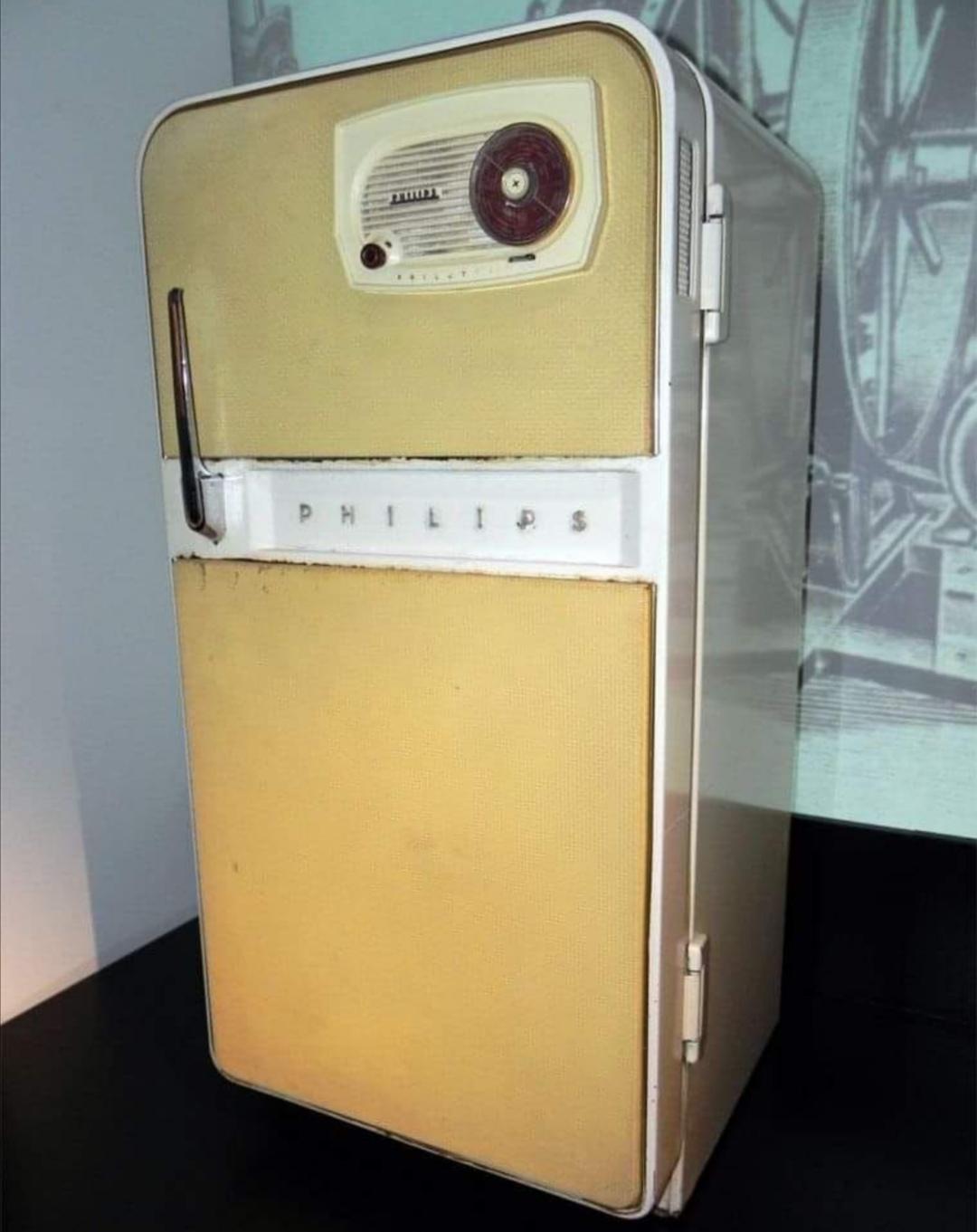 A+Phillips+fridge+from+1956+with+a+built+in+radio