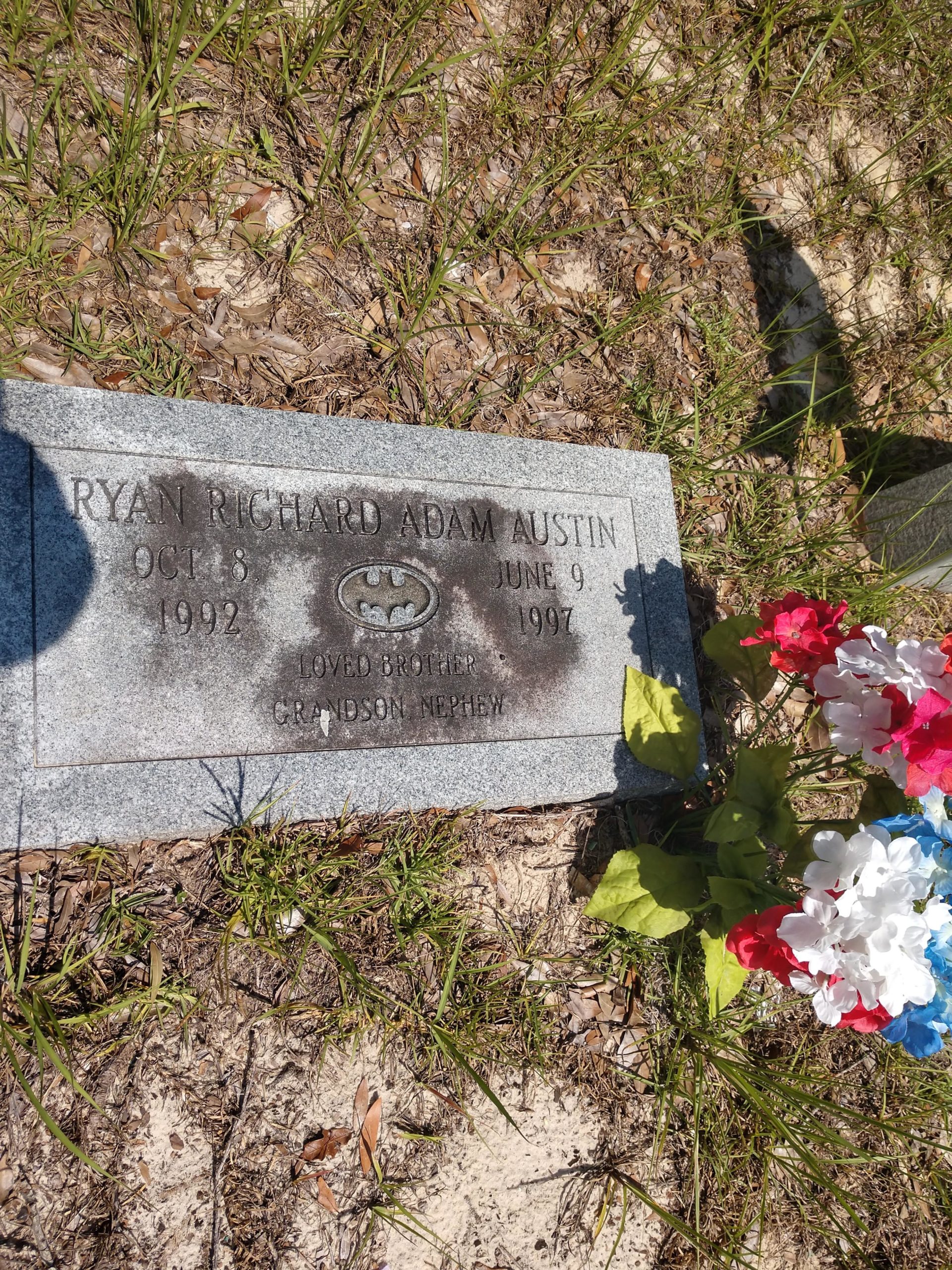 This+child%26%238217%3Bs+tombstone+has+the+Batman+Symbol+engraved+on+it+instead+of+any+religious+symbols.