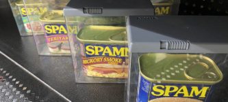 Spam+is+stolen+so+often+in+Hawaii+that+Walmart+sells+individual+cans+in+theft-deterrent+containers