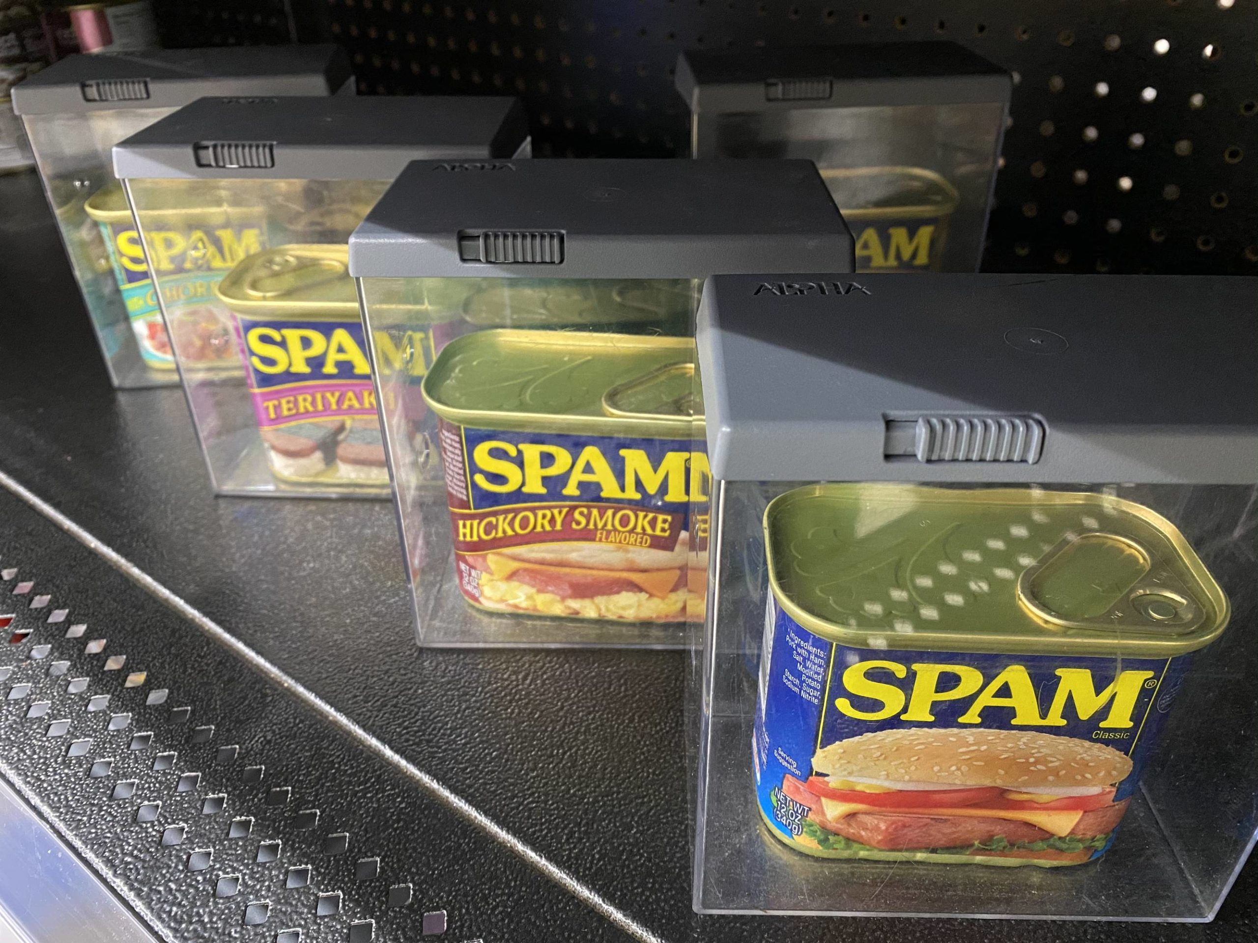 Spam+is+stolen+so+often+in+Hawaii+that+Walmart+sells+individual+cans+in+theft-deterrent+containers