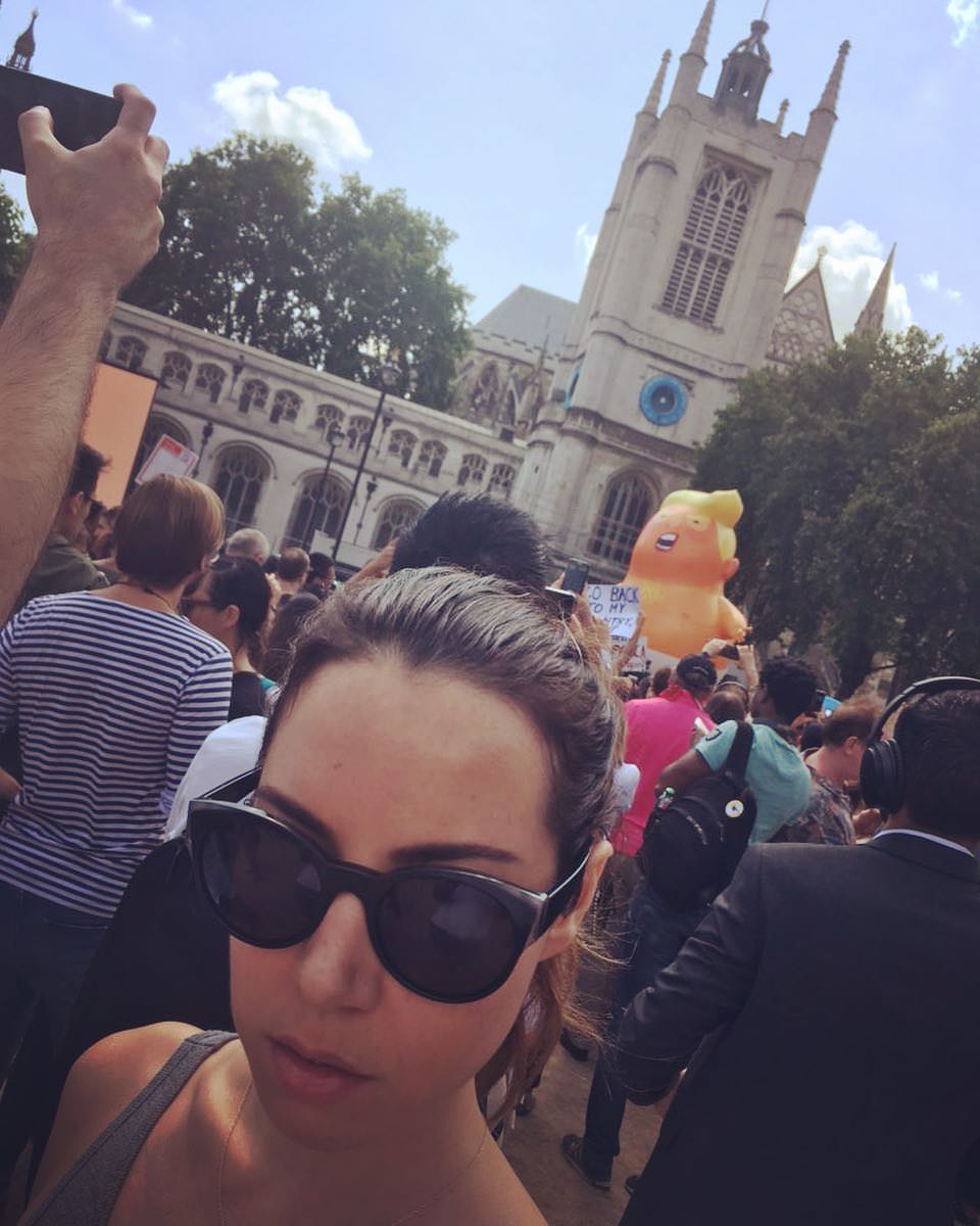 Aubrey+Plaza+taking+a+selfie+with+Baby+Trump