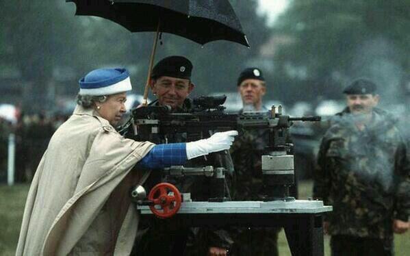 Elizabeth+II+firing+a+British+L85A1+rifle+in+1993