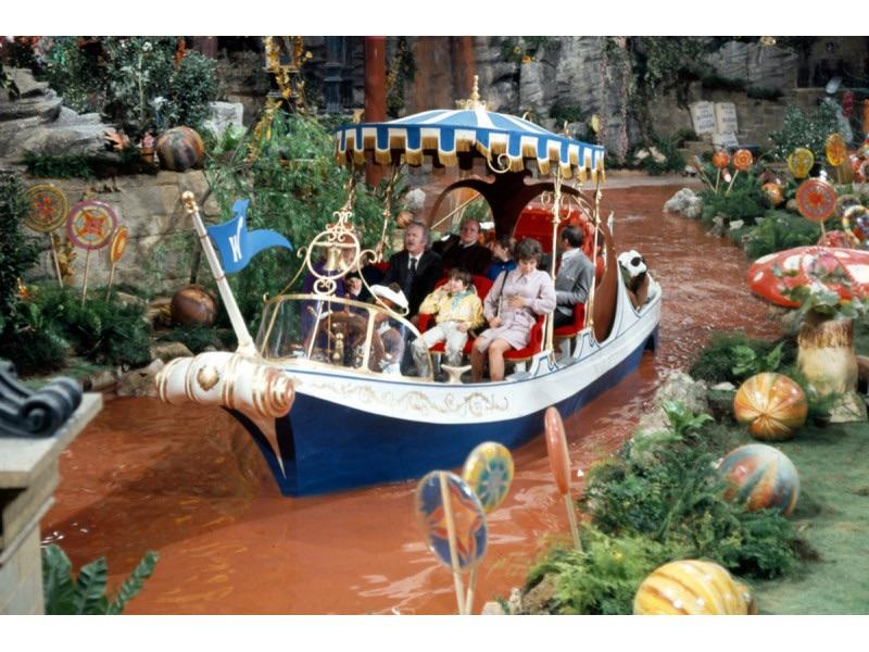 In+Willy+Wonka+and+the+Chocolate+Factory+Wonks+boat+has+only+enough+seats+for+him+and+8+guest.+Which+means+the+children%26%238217%3Bs+%26%238216%3Bdeaths%26%238217%3B+are+pre+determined+and+he+is+in+complete+control.