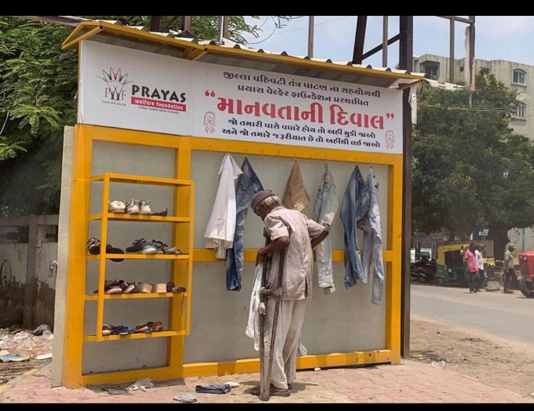 that+red+text+says+%26%238216%3BA+wall+of+Humanity%26%238217%3B